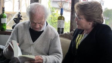 El poeta Nicanor Parra recibe la visita de la mandataria chilena Michelle Bachelet. (EFE)