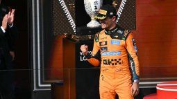 El piloto británico de McLaren, Lando Norris, ganador del Gran Premio de Hungría de Fórmula 1, celebra su victoria mientras pasa junto al trofeo durante la ceremonia de entrega de premios, celebrada el 26 de julio de 2026 en el circuito de Hungaroring, en Mogyorod, cerca de Budapest, Hungría.&nbsp;