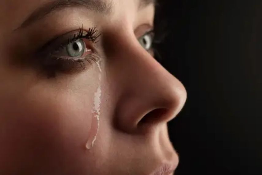 Una mujer llorando.