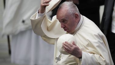 El papa Francisco se one un gorro que le dio un feligrés al final de la audiencia general semanal en el Salón Pablo Sexto en El Vaticano el 12 de enero del 2022. Francisco ha lamentado desde hace tiempo que no puede dar caminatas anónimamente como solía hacerlo antes de ascender al puesto. Pero parece no obstante haber mantenido su sentido del humor, luego que fue sorprendido en cámara haciendo una visita no anunciada a una tienda de discos de Roma esta semana.&nbsp;
