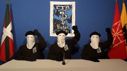 Foto de archivo muestra cómo los miembros del brazo terrorista ETA enviaban amenazas al Gobierno de España y otras instituciones.