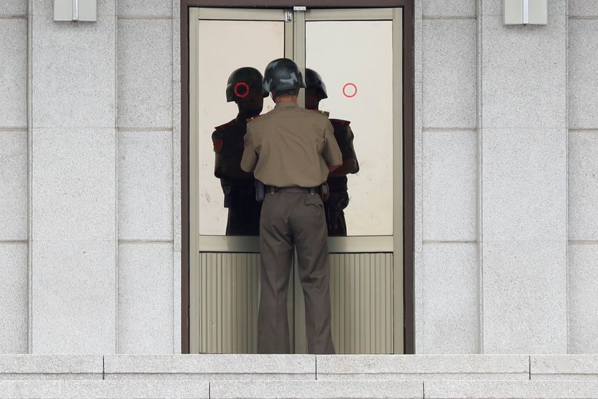 Fotografía de archivo tomada el 27 de julio de 2017 que muestra a un soldado norcoreano en la Zona de Seguridad Conjunta (JSA) en la localidad fronteriza de Panmunjom (Corea&nbsp;del Sur).&nbsp;&nbsp;