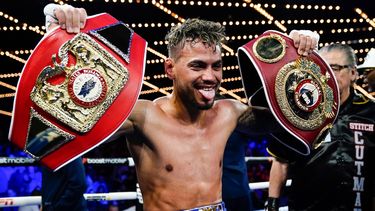 Robeisy Ramírez de Cuba posa para fotografías después de una pelea de boxeo de peso pluma contra Abraham Nova.&nbsp; &nbsp;