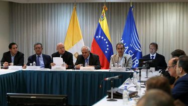 El secretario de la oposición celebró la visita que, se espera, harán a Venezuela esta semana el secretario general de Unasur, el expresidente colombiano Ernesto Samper, y el enviado del Vaticano.