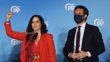La presidenta regional de Madrid y candidata del Partido Popular (PP) Isabel Díaz Ayuso (izquierda) pronuncia un discurso mientras celebra su victoria en las elecciones regionales de Madrid junto al líder del PP, Pablo Casado, en la sede del PP en Madrid el 4 de mayo de 2021.