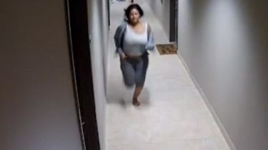 La señora intentó detener a los asaltantes cuando escapaban.