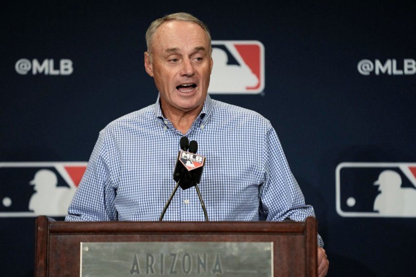 Rob Manfred, comisionado de las Grandes Ligas, habla en el Día de Prensa de la Liga del Cactus, el miércoles 15 de febrero de 2023, en Phoenix.