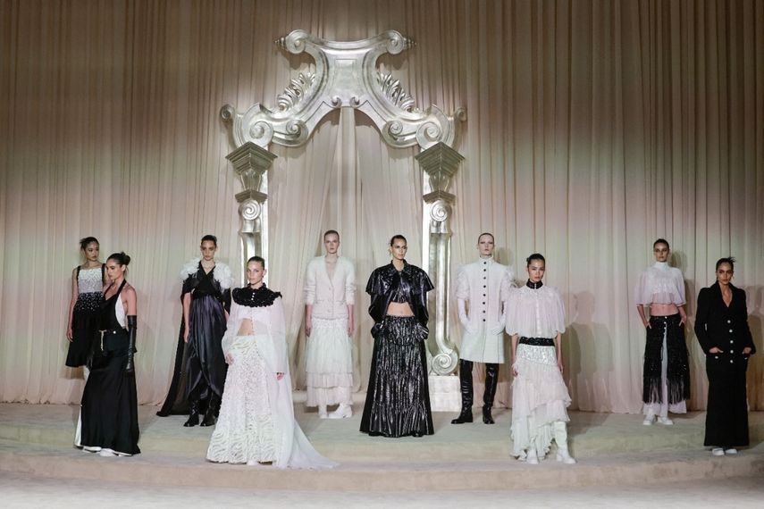 Modelos presentan creaciones para Chanel durante el desfile de Alta Costura Otoño/Invierno 2025-26 en París, el 8 de julio de 2025.&nbsp;
