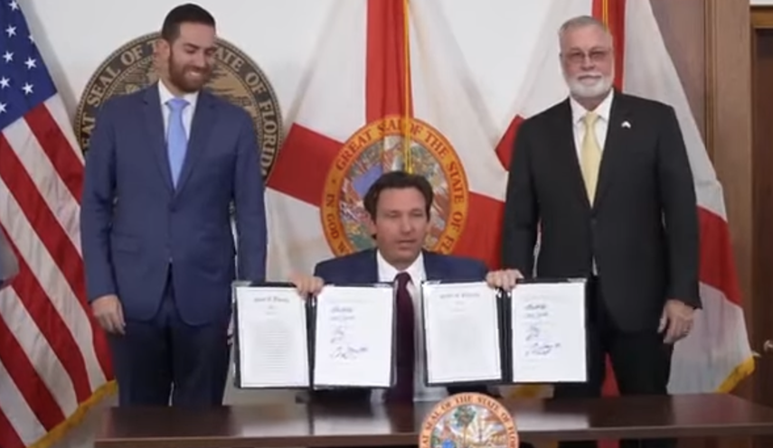 El gobernador Ron DeSantis junto a Ben Albritton, presidente del Senado, y Daniel Pérez, presidente de la Cámara.&nbsp;