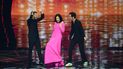 El presentador de televisión italiano Alessandro Cattelan, la cantante Laura Pausini y el cantautor británico de origen libanés Mika presentan la primera semifinal del concurso de Eurovisión 2022 el 10 de mayo de 2022 en la sede Palalpitour de Turín.