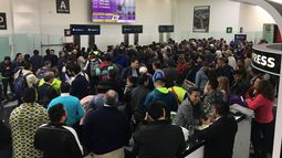 Así se ve la sala de salidas de @Aeromexico conect, gracias a la huelga de ciertos pilotos, escribió en su cuenta de Twitter @operezmxg.