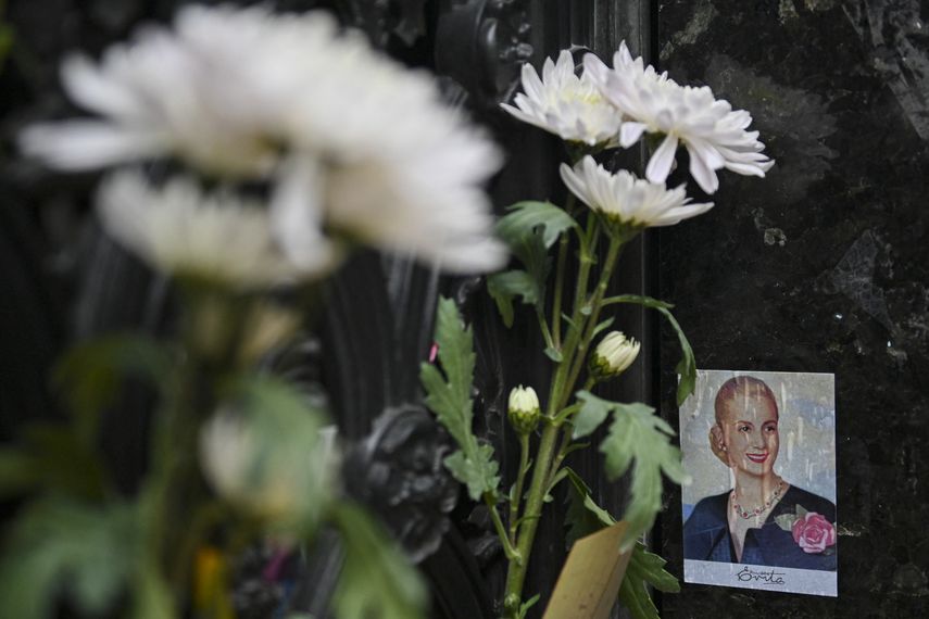 Una foto de la exprimera dama (1946-1952) Eva Perón se ve en su tumba en el cementerio de la Recoleta en Buenos Aires, Argentina, el 26 de julio de 2022, durante el 70 aniversario de su muerte.