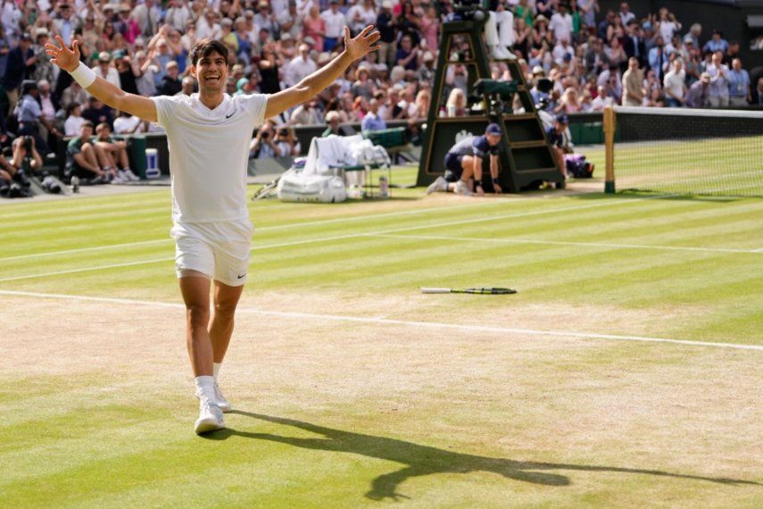 El español Carlos Alcaraz celebra al vencer al serbio Novak Djokovic en la final masculina de Wimbledon el domingo 14 de julio del 2024.&nbsp;