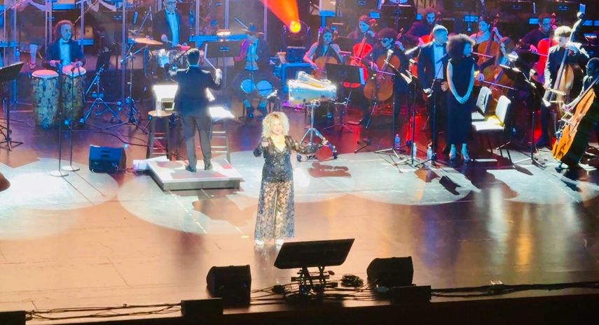 Albita Rodríguez brilla en el escenario, rindiendo homenaje con su voz única a la legendaria Celia Cruz.
