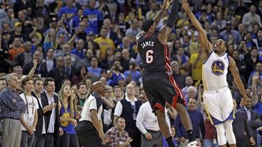 LeBron James (6), del Heat de Miami, encesta la canasta del triunfo frente a Andre Iguodala (9), de los Warriors de Golden State, en el juego del miércoles 12 de febrero de 2014, en Oakland, California. Los aficionados de la NBA esperan un duelo frente
