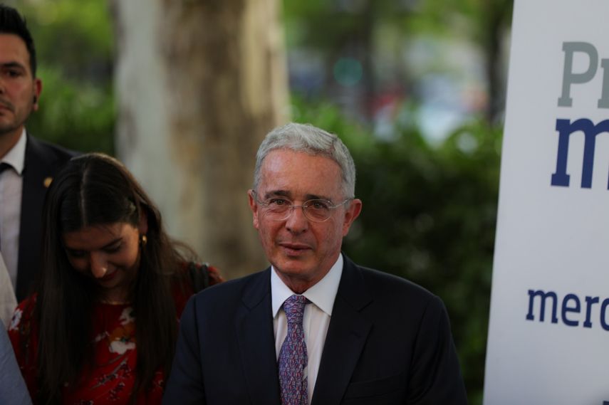 &nbsp;El expresidente de Colombia, &Aacute;lvaro Uribe, durante la entrega de los premios Merca2.