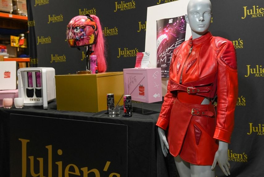 Los recuerdos de la gira Motomami de la cantante española Rosalía se exhiben en Juliens Auctions en Gardena, California, el 3 de abril de 2023. La subasta comienza el 24 de abril de 2023. Las ganancias se destinarán a la Fundación Antonio Gala, una organización española sin fines de lucro que transforma las vidas de jóvenes creadores a través de la educación musical.