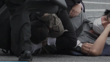 Captura del video publicado por AFP donde se observa el momento cuando el hombre, sospechoso de disparar contra el exprimer ministro japonés Shinzo Abe&nbsp;en un acto público.&nbsp;