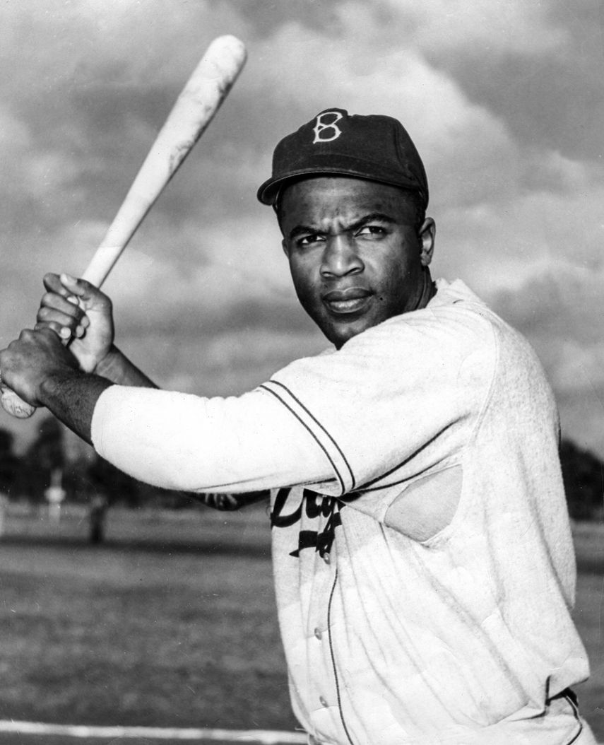 Jackie Robinson, el primer negro en recibir un contrato para un equipo de las Grandes Ligas. Jackie Robinson, el primer negro en recibir un contrato para un equipo de las Grandes Ligas.