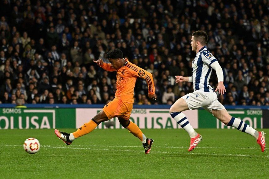 El delantero brasileño #16 del Real Madrid, Endrick (izq.), marca el primer gol durante el partido de ida de las semifinales de la Copa del Rey entre la Real Sociedad y el Real Madrid CF en el estadio de Anoeta en San Sebastián, el 26 de febrero de 2025.&nbsp;