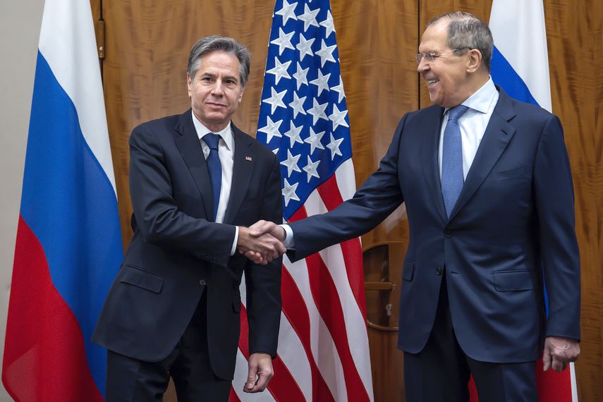 El secretario de Estado de Estados Unidos, Antony Blinken (izquierda), estrecha la mano al ministro ruso de Exteriores, Sergei Lavrov (derecha), antes de su reunión en Ginebra, Suiza, el 21 de enero de 2022.&nbsp;