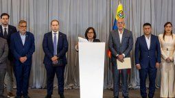 La exdiputada y expresidenta de la Asamblea Nacional de Venezuela (2015), Dinorah Figuera (c), asiste a la última sesión de la mesa de diálogo este miércoles, en Caracas (Venezuela).&nbsp;