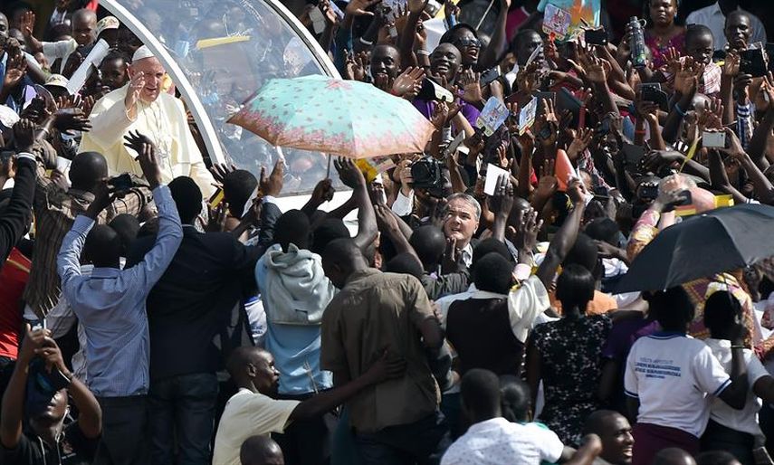 Francisco ante la multitud desde el papamóvil a su llegada a la reunión con los jóvenes en la pista de aterrizaje Kololo en Kampala, Uganda (EFE) 