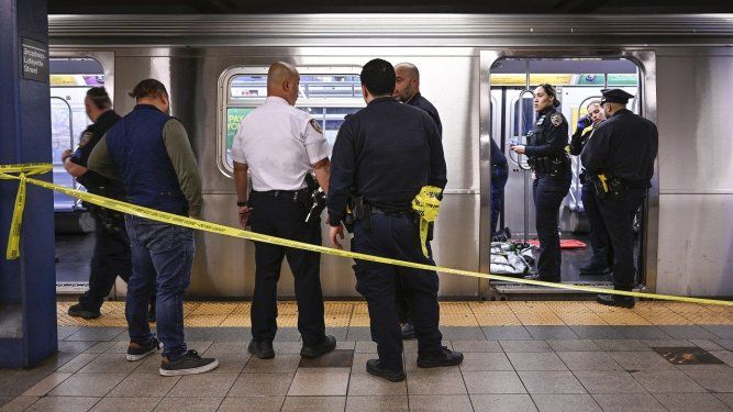 Policías de Nueva York investigan en el lugar del incidente en un tren del metro de Nueva York. ARCHIVO.