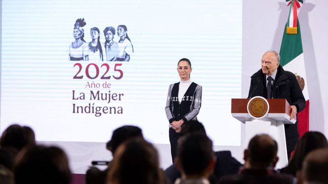 El Procurador General Alejandro Gertz hablando durante una conferencia de prensa junto a la presidenta de México, Claudia Sheibaum, en el Palacio Nacional en la Ciudad de México el 25 de febrero de 2025.