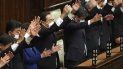 El primer ministro de Japón, Fumio Kishida (centro), y otros legisladores dan tres vivas tras disolver la cámara baja, la más poderosa de las dos del parlamento, durante una sesión extraordinaria, en Tokio, el 14 de octubre de 2021. El primer ministro de Japón, Fumio Kishida (centro), y otros legisladores dan tres vivas tras disolver la cámara baja, la más poderosa de las dos del parlamento, durante una sesión extraordinaria, en Tokio, el 14 de octubre de 2021.
