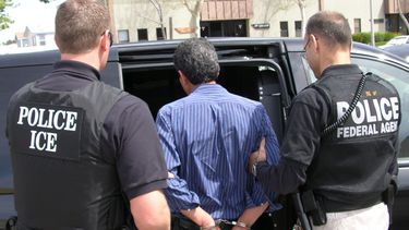 Fotografía de archivo de una detención realizada por la policía de la Oficina de Inmigración y Aduanas (ICE).