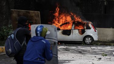 Los manifestantes quemaron un vehículo cerca de las instalaciones del Saren, ubicado en Altamira, en Caracas