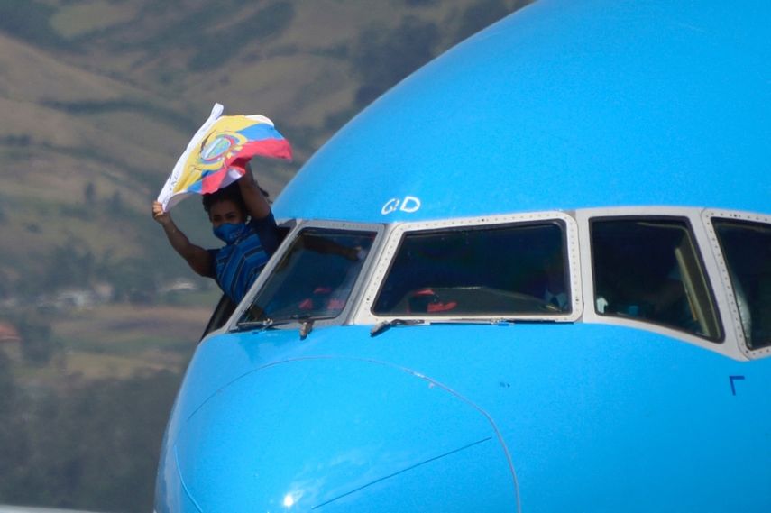 La ecuatoriana Neisi Patricia Dajomes Barrera, medallista de oro, saluda desde la cabina del avión de la aerolínea KLM a su llegada al aeropuerto Mariscal Sucre de Quito