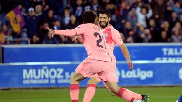Carlos Aleñá y el uruguayo Luis Suárez celebran el primer gol del Barcelona