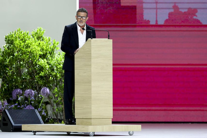 El actor Antonio Banderas interviene en el encuentro presidido por el papa León XIV y titulado Tejer redes con el mundo de la cultura, la educación, la empresa y el deporte, este domingo en el Movistar Arena de Madrid.&nbsp;