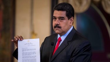 El dictador exhibió a los medios presentes la carta que aseguró le llegó este miércoles en la tarde en la que se lee que Kuczynski extiende la invitación a Maduro para participar en la Cumbre de las Américas.
