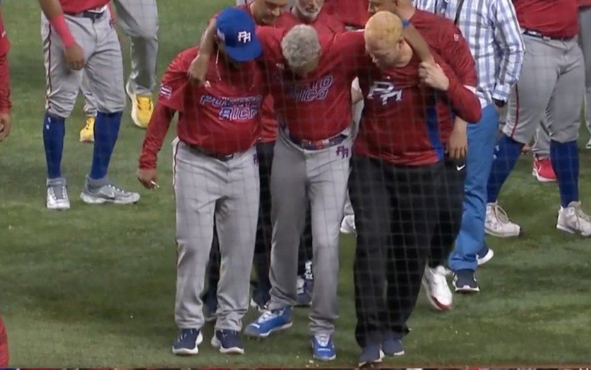 Momento en el que el lanzador Edwin Díaz es retirado del campo con ayuda de sus compañeros de la selección de Puerto Rico en el Clásico Mundial de Béisbol&nbsp;
