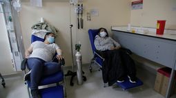 Pacientes de COVID-19 al lado del oxígeno en la sala de consulta en el Hospital del Seguro Social en Quito, Ecuador, el jueves 22 de abril de 2021.