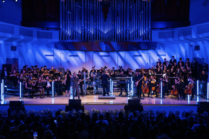 Yandel se presenta con la Orquesta Sinfónica de FIU el 15 de octubre de 2024.