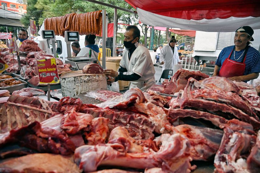 Vendedores en un mercado c&aacute;rnico en la Ciudad de M&eacute;xico.