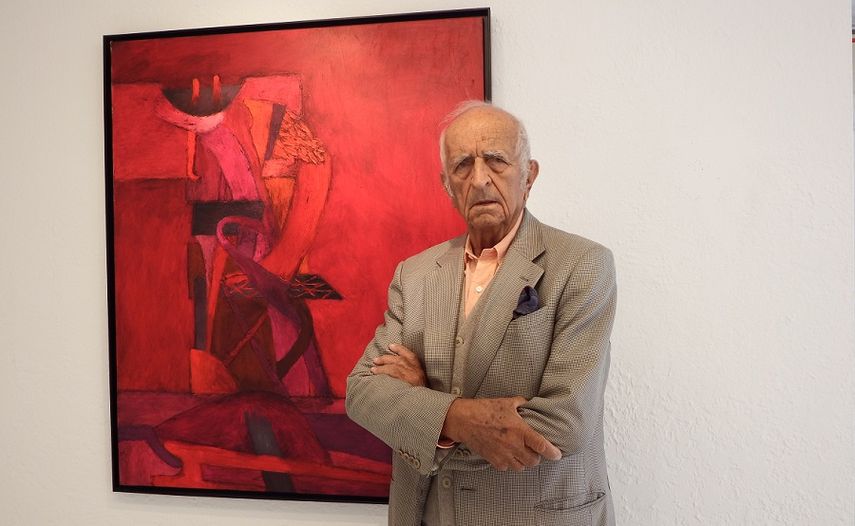 El artista posa junto a la pieza Mendieta, acrílico sobre tela, 120 x 100 cm, 2014. (J.HDEZ.)