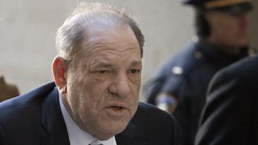 En esta foto del 21 de febrero de 2020, Harvey Weinstein llega a un tribunal en Manhattan durante su juicio por abuso sexual en Nueva York.&nbsp;