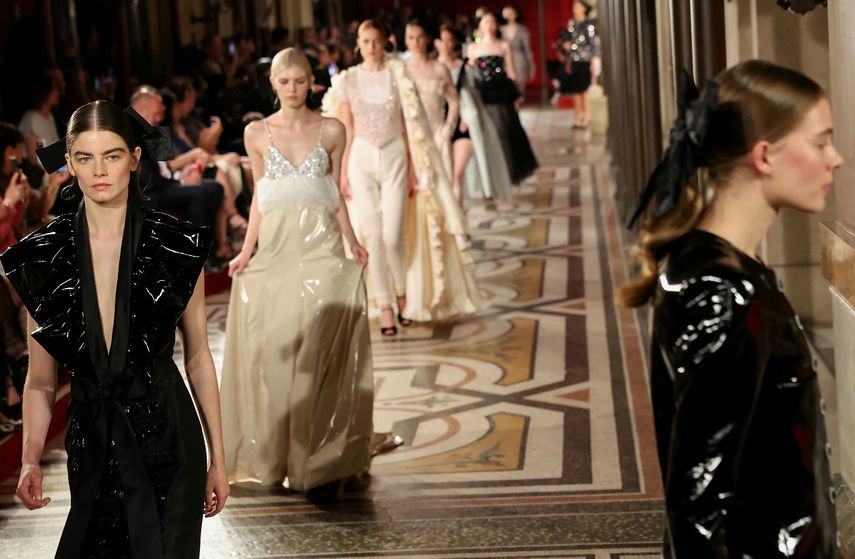 Modelos presentan una creación de Chanel durante el desfile de Alta Costura Otoño/Invierno 2024 como parte de la Semana de la Moda de París en la ópera Palais Garnier (Ópera Nacional de París) el 25 de junio de 2024.