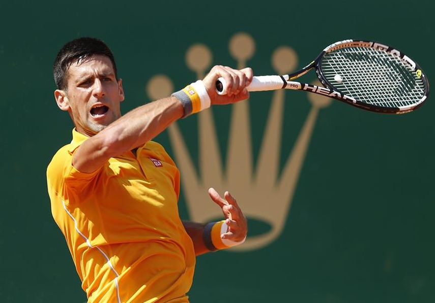  El tenista serbio Novak Djokovic devuelve una bola al español Albert Ramos durante el partido de segunda ronda del torneo de Montecarlo que ambos disputaron en Roquebrune Cap Martin, Francia. EFE/SEBASTIEN NOGIER