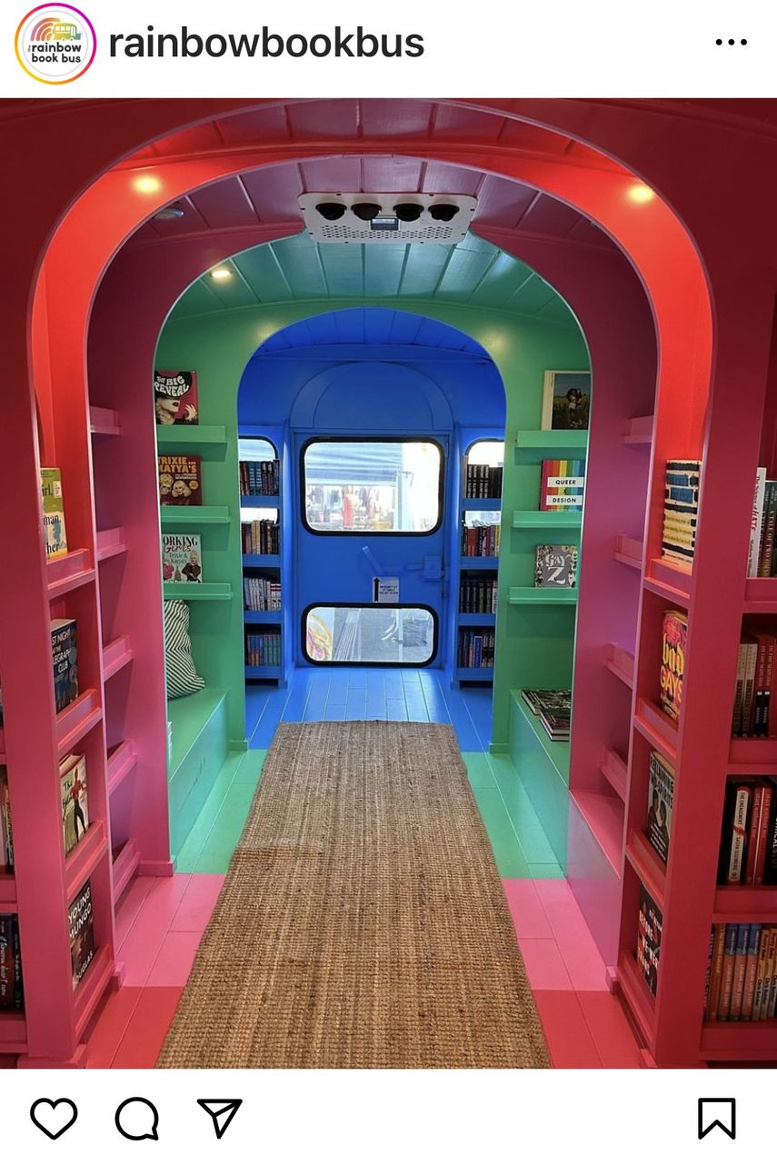Interior del Rainbow Books Bus