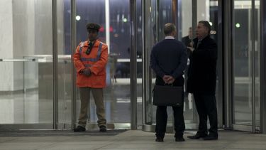 Un guardia de seguridad vigila la entrada del edificio donde radican las oficinas de la compalía española Indra, luego de la explosión de una carta bomba dirigida a Recursos Humanos.