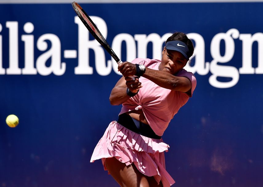 Serena Williams devuelve ante Lisa Pigato durante el partido del torneo de Emilia Romagna, Italia, el lunes 17 de mayo de 2021