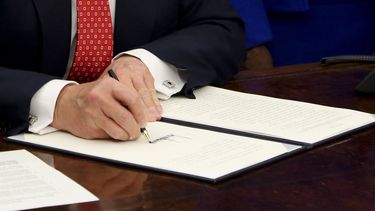 El presidente de los EEUU, Donald Trump, firma un decreto presidencial.