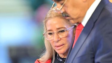 Nicolás Maduro y su esposa Cilia Flores (izq.) durante una conferencia de prensa sobre las elecciones en el palacio presidencial de Miraflores en Caracas el 2 de agosto de 2024.