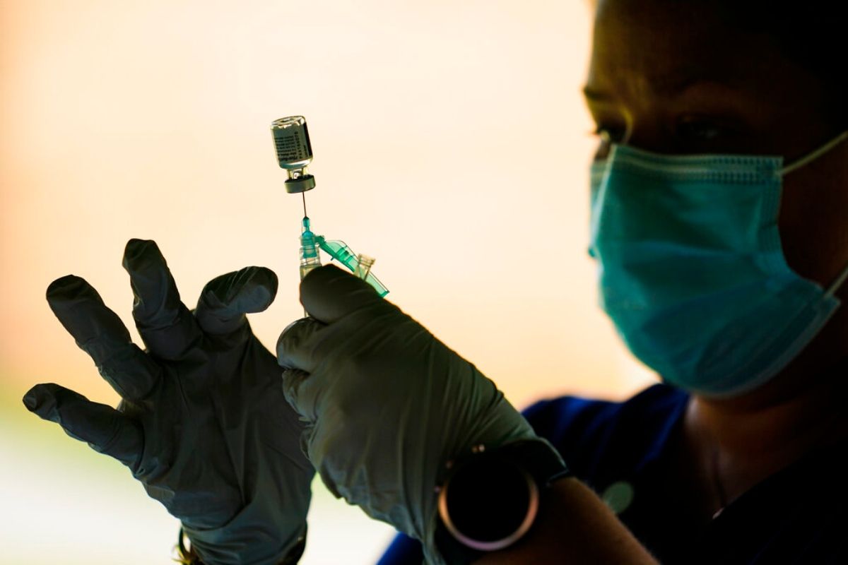 En esta foto del 14 de septiembre del 2021, una trabajadora de salud prepara una jeringuilla con la vacuna de Pfizer para el COVID-19 en Reading, Pensilvania. En esta foto del 14 de septiembre del 2021, una trabajadora de salud prepara una jeringuilla con la vacuna de Pfizer para el COVID-19 en Reading, Pensilvania.